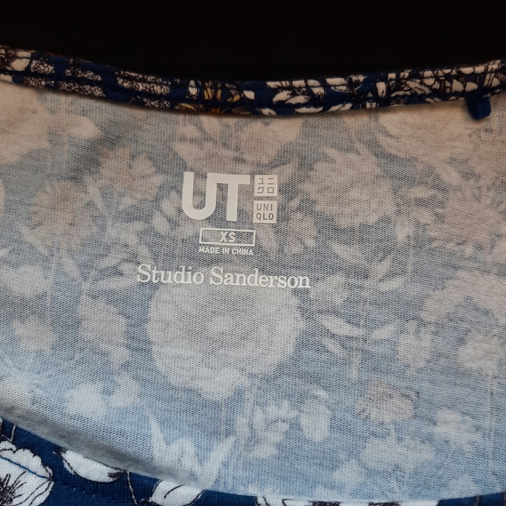 Uniqlo navy blue floral print t-shirt size xs - Picture 4 of 11